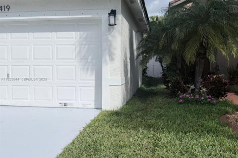 House in Miramar, Florida 4 bedrooms, 137.22 sq.m. № 1992632 - photo 22