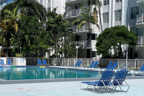 Снять в аренду кондоминиум в Майами, Флорида 2 спальни, 96.25м2, № 1891218 - фото 16