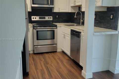 Снять в аренду кондоминиум в Майами, Флорида 2 спальни, 96.25м2, № 1891218 - фото 2