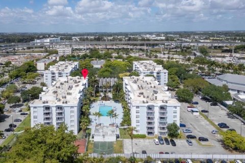 Снять в аренду кондоминиум в Майами, Флорида 2 спальни, 96.25м2, № 1891218 - фото 26