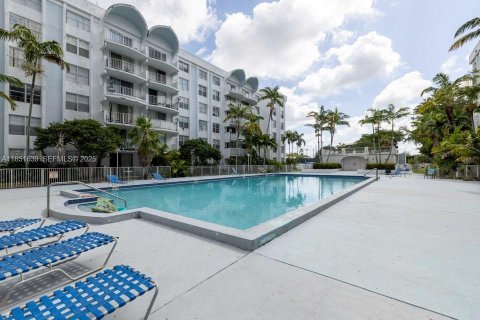 Снять в аренду кондоминиум в Майами, Флорида 2 спальни, 96.25м2, № 1891218 - фото 24