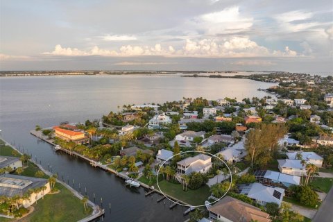 House in Holmes Beach, Florida 3 bedrooms, 290.41 sq.m. № 1537362 - photo 1