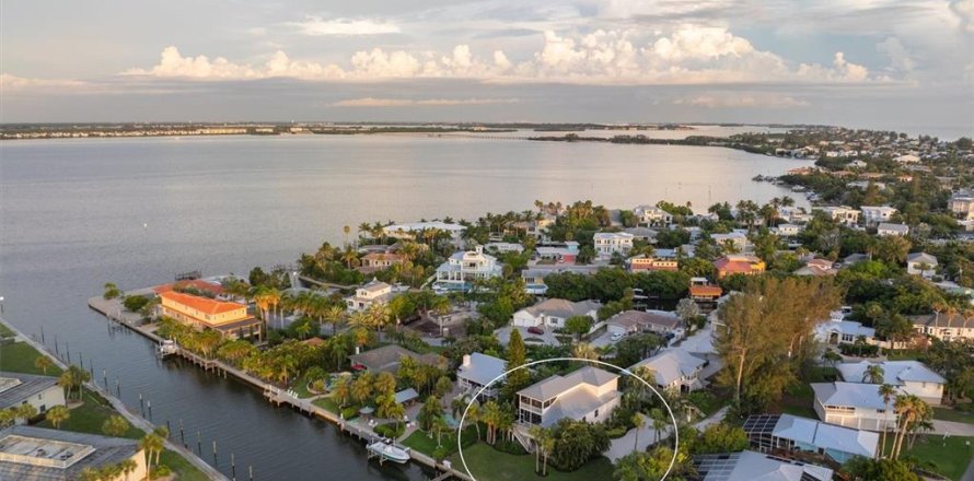 House in Holmes Beach, Florida 3 bedrooms, 290.41 sq.m. № 1537362