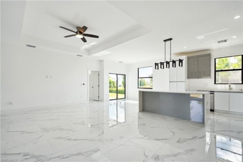 House in Cape Coral, Florida 3 bedrooms, 175.31 sq.m. № 1673137 - photo 3