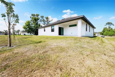House in Cape Coral, Florida 3 bedrooms, 175.31 sq.m. № 1673137 - photo 20