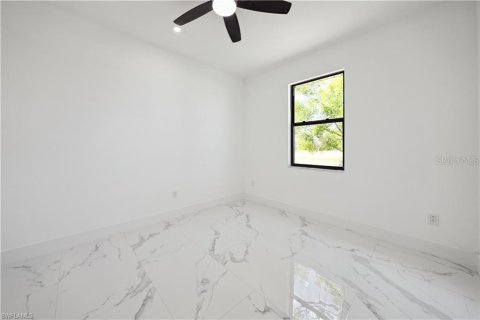 House in Cape Coral, Florida 3 bedrooms, 175.31 sq.m. № 1673137 - photo 12