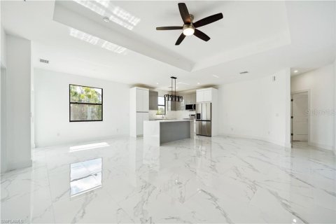 House in Cape Coral, Florida 3 bedrooms, 175.31 sq.m. № 1673137 - photo 2