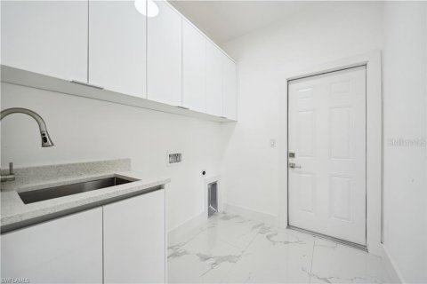 House in Cape Coral, Florida 3 bedrooms, 175.31 sq.m. № 1673137 - photo 7