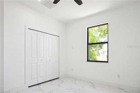 House in Cape Coral, Florida 3 bedrooms, 175.31 sq.m. № 1673137 - photo 11