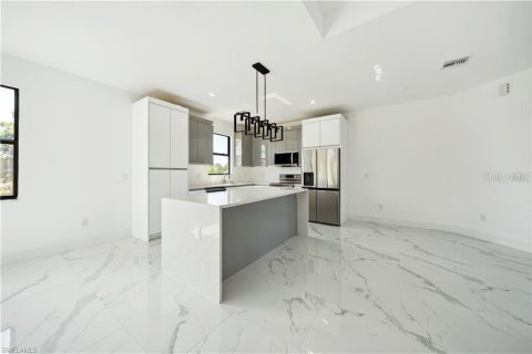 House in Cape Coral, Florida 3 bedrooms, 175.31 sq.m. № 1673137 - photo 4