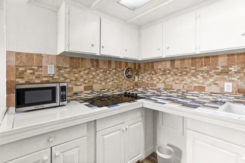 Condo in Kenneth City, Florida, 4 rooms  № 1299503 - photo 12