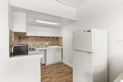 Condo in Kenneth City, Florida, 4 rooms  № 1299503 - photo 10
