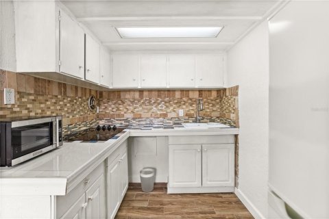 Condo in Kenneth City, Florida, 4 rooms  № 1299503 - photo 11