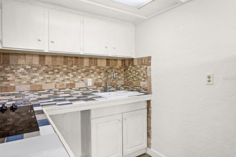Condo in Kenneth City, Florida, 4 rooms  № 1299503 - photo 13