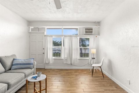 Condo in Kenneth City, Florida, 4 rooms  № 1299503 - photo 8