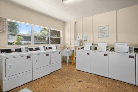 Condo in Kenneth City, Florida, 4 rooms  № 1299503 - photo 18