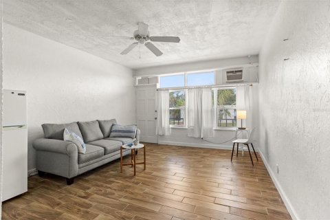 Condo in Kenneth City, Florida, 4 rooms  № 1299503 - photo 9