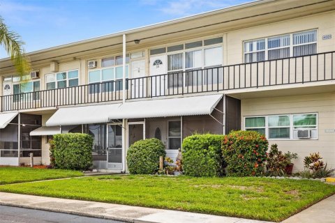 Condo in Kenneth City, Florida, 4 rooms  № 1299503 - photo 5