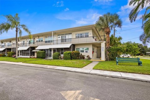 Condo in Kenneth City, Florida, 4 rooms  № 1299503 - photo 3