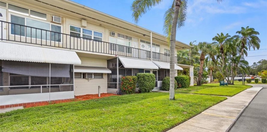 Condo in Kenneth City, Florida, 4 rooms № 1299503