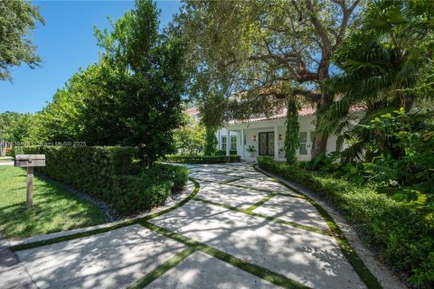 Casa en alquiler en Coral Gables, Florida, 7 dormitorios, 521.74 m2 № 1828184 - foto 2