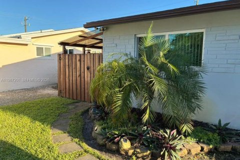 Commercial property in Hollywood, Florida 1 bedroom, 103.96 sq.m. № 2046590