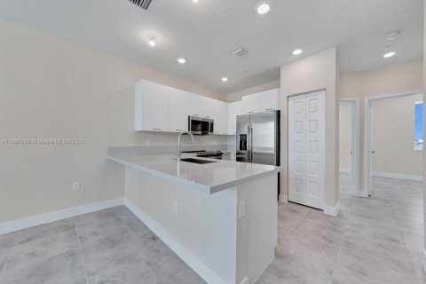 Купить кондоминиум в Дорал, Флорида 3 спальни, 102.38м2, № 1937325 - фото 1