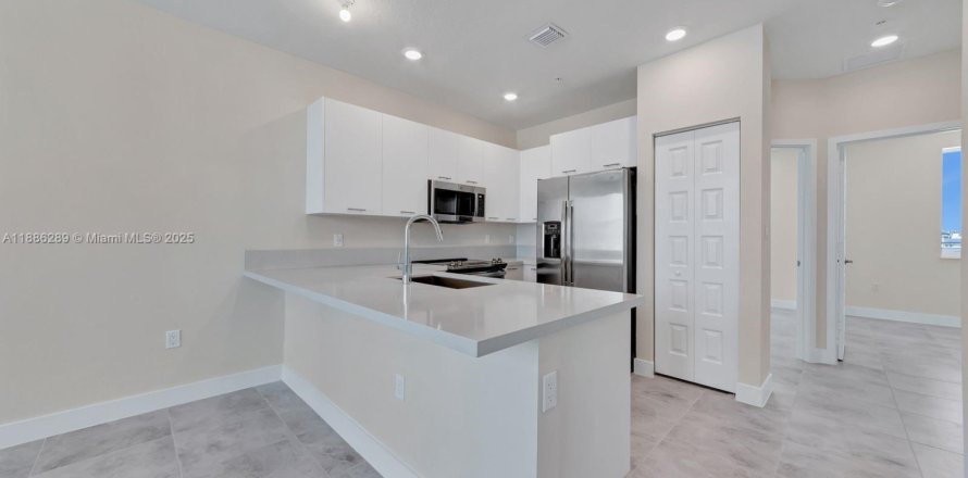 Кондоминиум с 3 спальнями в Дорал, Флорида в LANDMARK № 1937325