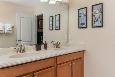 House in Davenport, Florida 9 bedrooms, 363.15 sq.m. № 2108674 - photo 17