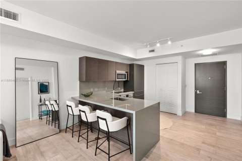 Condo in Miami, Florida, 1 bedroom  № 1943558 - photo 7