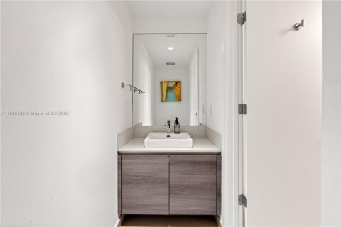 Condo in Miami, Florida, 1 bedroom  № 1943558 - photo 19