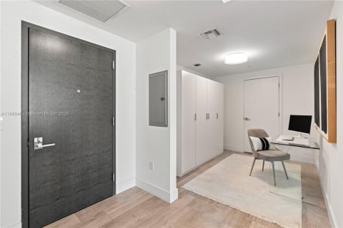 Condo in Miami, Florida, 1 bedroom  № 1943558 - photo 12