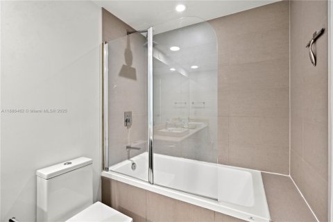Condo in Miami, Florida, 1 bedroom  № 1943558 - photo 16