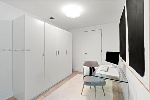 Condo in Miami, Florida, 1 bedroom  № 1943558 - photo 11