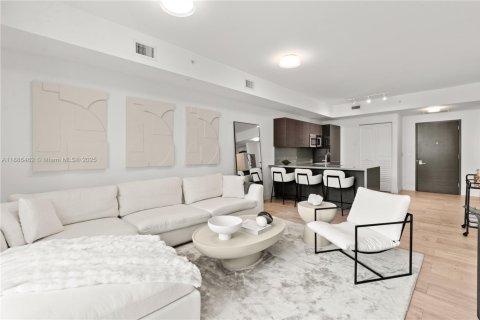 Condo in Miami, Florida, 1 bedroom  № 1943558 - photo 1
