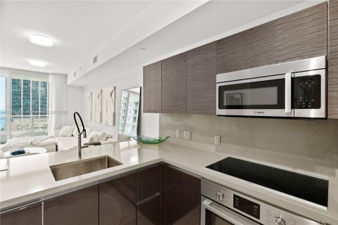 Condo in Miami, Florida, 1 bedroom  № 1943558 - photo 10