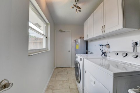 Villa ou maison à louer à Boca Raton, Floride: 4 chambres, 207.26 m2 № 1100703 - photo 1