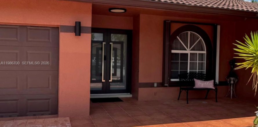 Дом в Майами, Флорида 4 спальни, 165.46м2 № 2047729