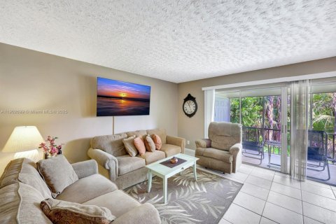 Condo in Naples, Florida, 1 bedroom № 1954520 - photo 4