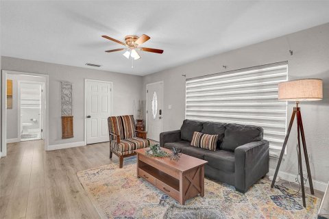 House in Tampa, Florida 3 bedrooms, 142.23 sq.m. № 1832043 - photo 4