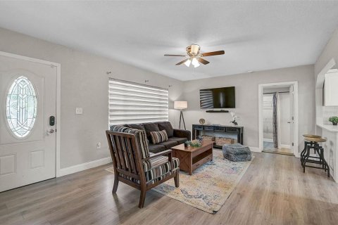 House in Tampa, Florida 3 bedrooms, 142.23 sq.m. № 1832043 - photo 7