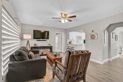 House in Tampa, Florida 3 bedrooms, 142.23 sq.m. № 1832043 - photo 5