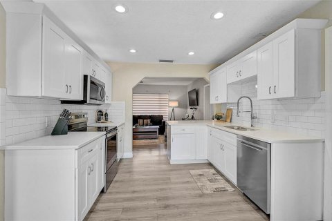 House in Tampa, Florida 3 bedrooms, 142.23 sq.m. № 1832043 - photo 11