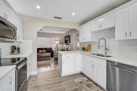 House in Tampa, Florida 3 bedrooms, 142.23 sq.m. № 1832043 - photo 12