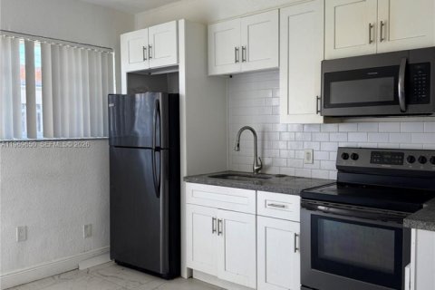 Casa en alquiler en Miami Beach, Florida, 2 dormitorios, 249.44 m2 № 2030382 - foto 2