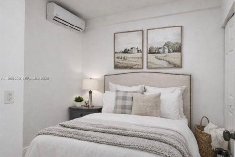 House in Miami Beach, Florida 2 bedrooms, 249.44 sq.m. № 2030382 - photo 8