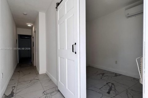 House in Miami Beach, Florida 2 bedrooms, 249.44 sq.m. № 2030382 - photo 10