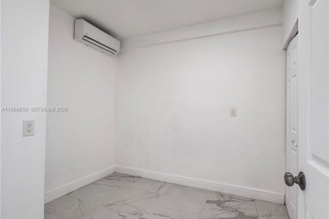 House in Miami Beach, Florida 2 bedrooms, 249.44 sq.m. № 2030382 - photo 9