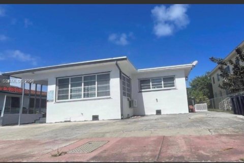 Casa en Miami Beach, Florida 2 dormitorios, 249.44 m2 № 2030382