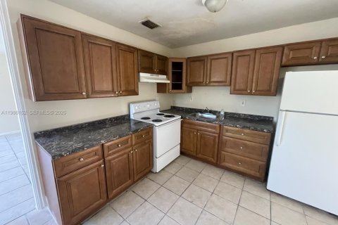 Снять в аренду виллу или дом в Майами-Гарденс, Флорида 3 спальни, 123м2, № 2047650 - фото 2